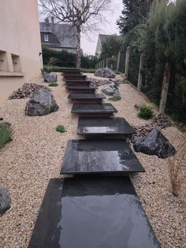 Chemin en pierres plates