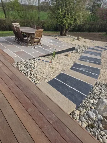 Jardin avec terrasse et chemin